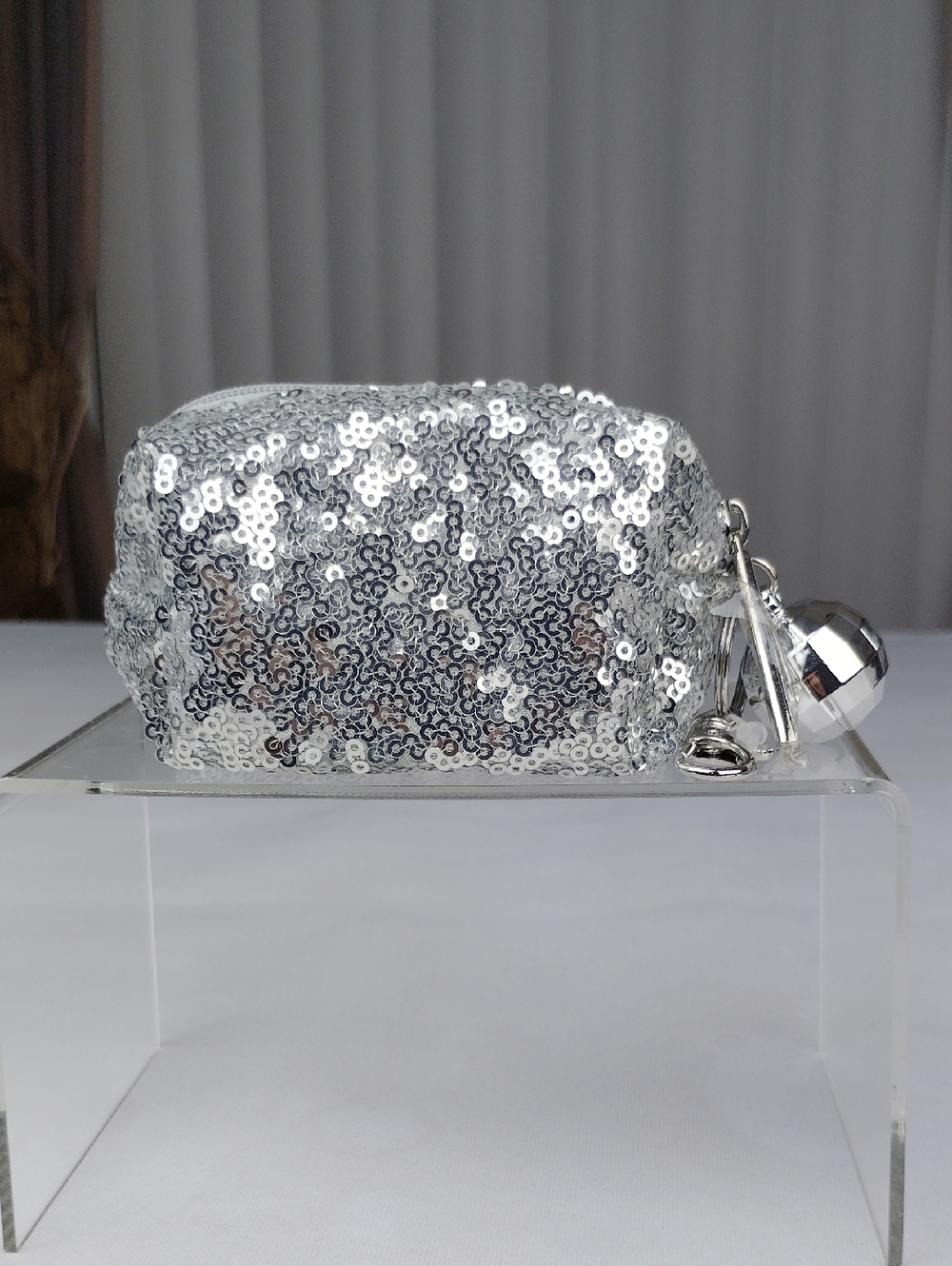 Mac Small Cosmetics Bag With Key Chain. - Picture 1 of 9